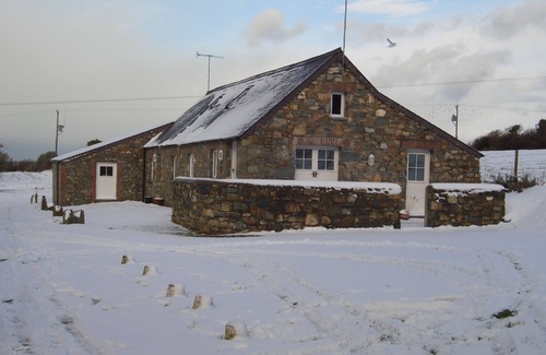 Newport Cottage | Cottage sleeping up to 6 in 3 bedrooms, peaceful. 1 mile to Newport Town Centre