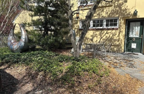 Concord Apartment | Cottage Suite "B" - Walk to Shops, Train, History