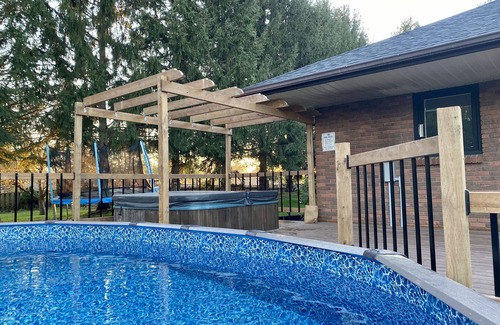 Thames Centre House | Cottage vibes! Cozy group retreat with pool and hot tub
