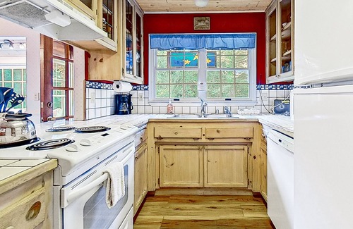 Cleone Cabin | Cottage with deck & electric fireplace- walk to the ocean, beach, & bluffs