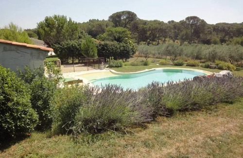 Vergeze House | cottage with heated pool and pool house in mas