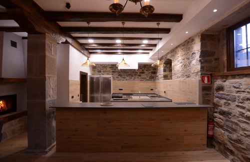 Zubiri Cottage | Cottage with Jacuzzi, Barbecue and Garden