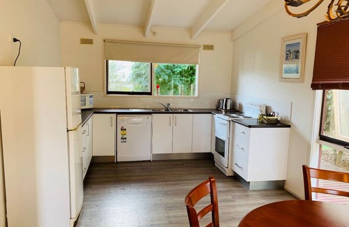 Woodside Beach Cottage | Cottage with spa and beach nearby