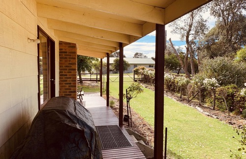 Woodside Beach Cottage | Cottage with spa and beach nearby