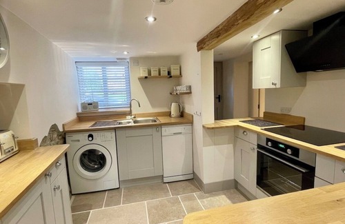 Corfe Castle Village House | Cotters Pound: Charming Thatched Cottage in the Heart of Corfe Castle