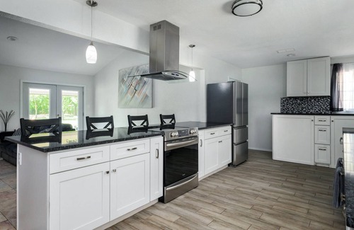Leander House | Country Feel with Huge Backyard, firepit, cornhole games, grill, volleyball court, next to train