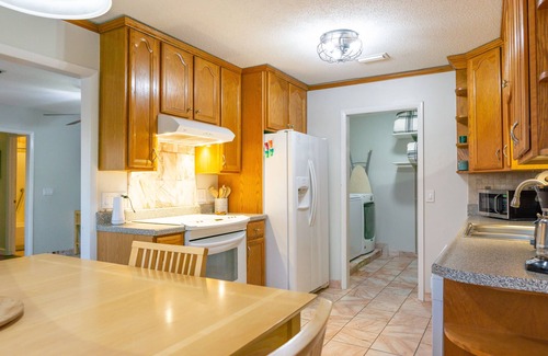 Enterprise House | Country Gardens- spacious yard 5 minutes from downtown!
