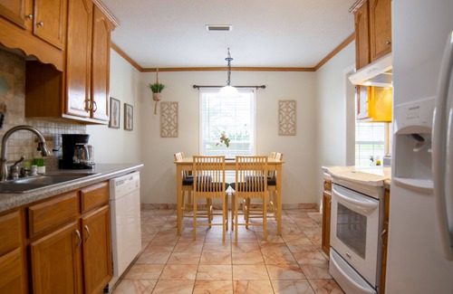 Enterprise House | Country Gardens- spacious yard 5 minutes from downtown!