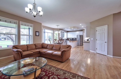 Cedar Hills House | Country Home City Center 3400 sqft 6 bds at Nike Intel 1st floor bedroom 15% off