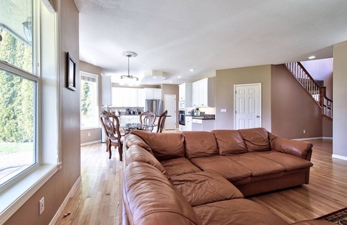 Cedar Hills House | Country Home City Center 3400 sqft 6 bds at Nike Intel 1st floor bedroom 15% off