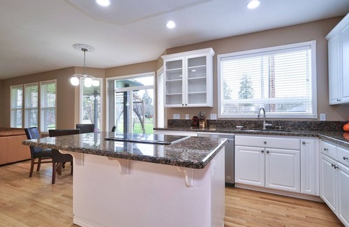 Cedar Hills House | Country Home City Center 3400 sqft 6 bds at Nike Intel 1st floor bedroom 15% off