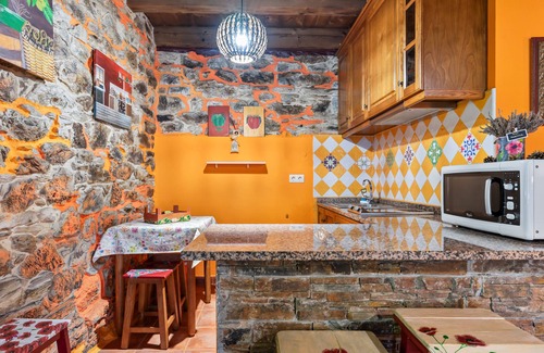 Vilaframil House | Country House 'Loureiro' with Mountain View, Shared Terrace and Wi-Fi
