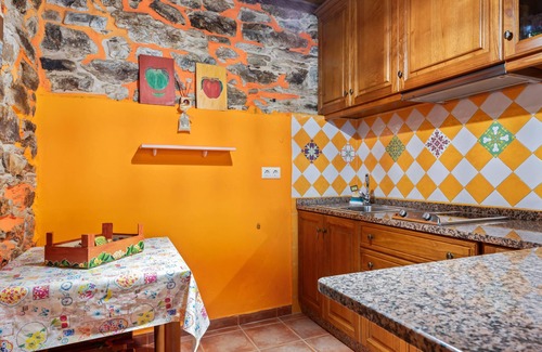 Vilaframil House | Country House 'Loureiro' with Mountain View, Shared Terrace and Wi-Fi