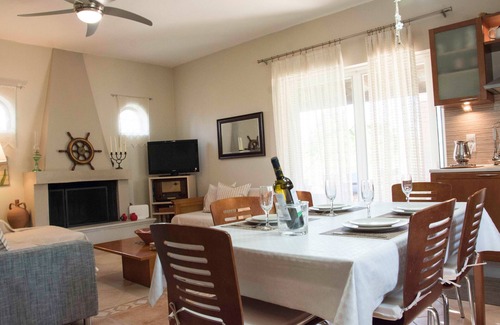 Molos House | Country House 'On The Hill' with Private Terrace, Wi-Fi and Air Conditioning