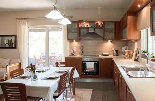 Molos House | Country House 'On The Hill' with Private Terrace, Wi-Fi and Air Conditioning