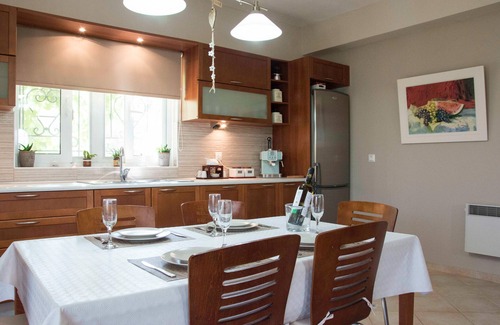 Molos House | Country House 'On The Hill' with Private Terrace, Wi-Fi and Air Conditioning