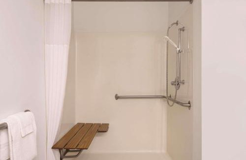 Cedar Falls Hotel | Country Inn & Suites by Radisson, Cedar Falls, IA