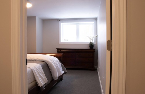 Guelph/Eramosa Bed & Breakfast | Country Oasis - King Bed w/Tempur-Pedic matress.