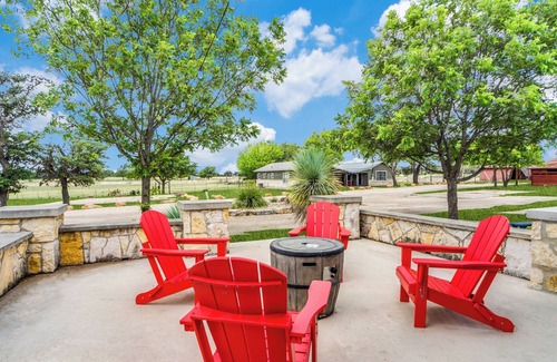 Comfort House | Country Ranch Home on 10 acres in Texas Hill Country - Family/Company Retreats