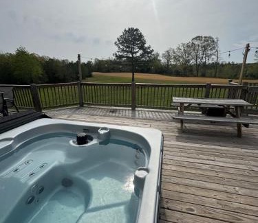 McEwen House | Country Retreat on 20 Acres in Dickson with Hot Tub