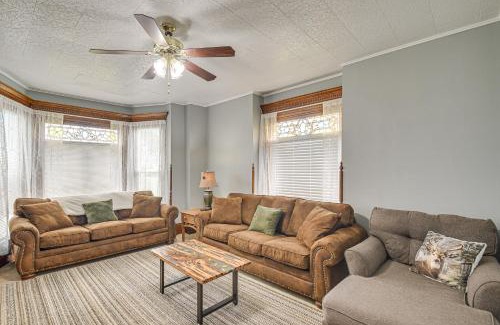 Biggsville House | Countryside Biggsville Home with Yard, Dogs Welcome!