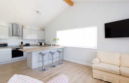 Birdham House | Countryside Bungalow for 4 Close to Beaches