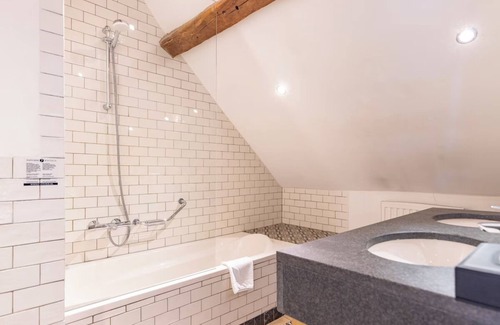 Baarlo House | Countryside Calm with Modern Comfort and Free Parking! Onsite Dining