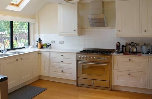 Bagshot House | Countryside Escape with Stunning Garden in Surrey