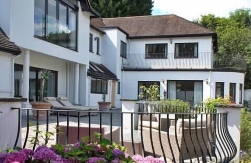 Bagshot House | Countryside Escape with Stunning Garden in Surrey