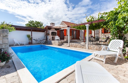 Cove Donja Krusica (Donje selo) Villa | Countryside Family Villa with Private Pool