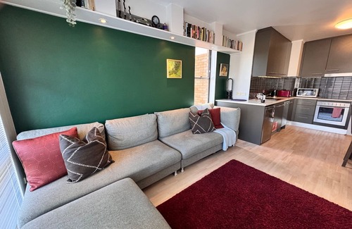 Elizabeth Bay Apartment | Couple's Getaway in Elizabeth Bay with Parking