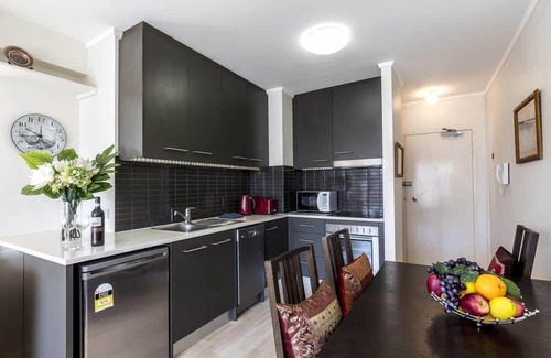 Elizabeth Bay Apartment | Couple's Getaway in Elizabeth Bay with Parking
