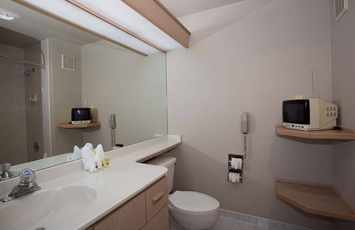 Parkrose House | Couple’s Escape! Two Comfy Unit, Pool and Fitness Center