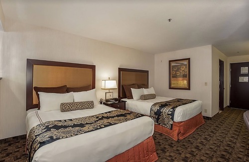 Parkrose House | Couple’s Escape! Two Comfy Unit, Pool and Fitness Center