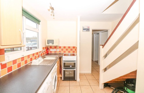 Whitchurch Canonicorum House | COURT HOUSE FARMHOUSE, pet friendly, with hot tub in Charmouth