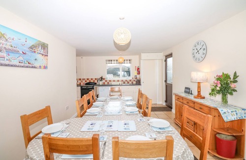 Whitchurch Canonicorum House | COURT HOUSE FARMHOUSE, pet friendly, with hot tub in Charmouth