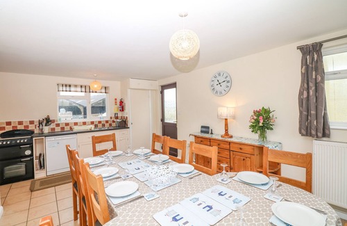 Whitchurch Canonicorum House | COURT HOUSE FARMHOUSE, pet friendly, with hot tub in Charmouth