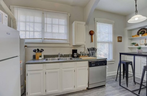 Cooper-Young Historic District House | Cox A · Memorable Nomad Haven! Walk to Cooper Young's Best