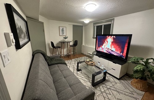 Hastings House | Cozy 1 bed/1 bath suite, 20min to downtown, near transit & grocery stores