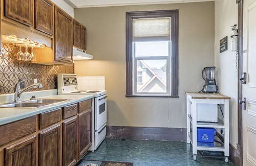 Vernon Apartment | Cozy 1 bed/1 Bath suite on the 2nd floor in the historical Carew House