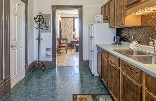Vernon Apartment | Cozy 1 bed/1 Bath suite on the 2nd floor in the historical Carew House