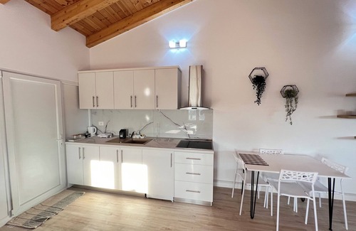 Kamez Apartment | Cozy 1-bedroom apartment in amazing Domje Tirane with WiFi, AC