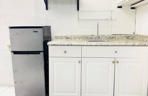 Driftwood Apartment | Cozy 1-bedroom apartment with AC, WiFi in charming Hollywood