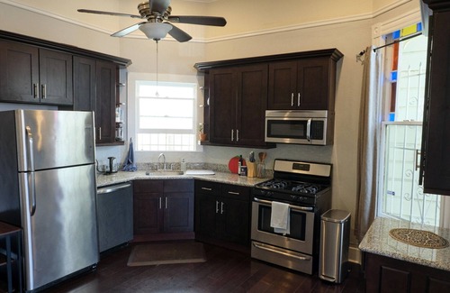 Downtown Oakland Apartment | Cozy 1-bedroom apartment in uptown Oakland, pet-friendly with off-street parking