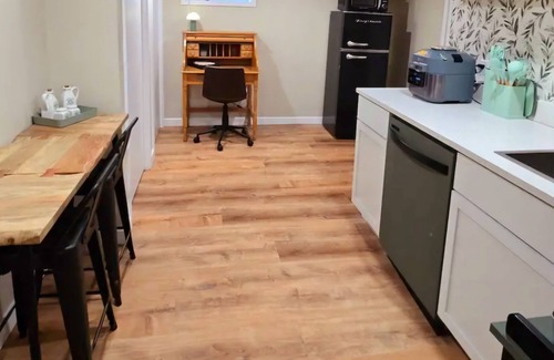 Salem Apartment | Cozy 1 bedroom basemant apt with private entrance and AC in the heart of Salem