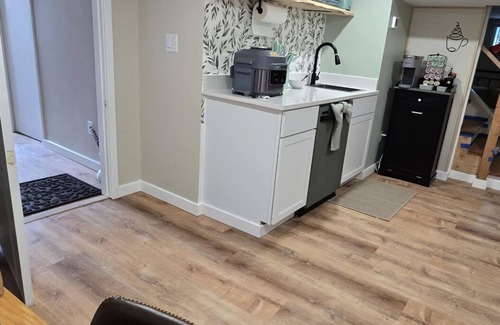 Salem Apartment | Cozy 1 bedroom basemant apt with private entrance and AC in the heart of Salem
