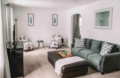 Elyria House | Cozy 1 Bedroom Down Duplex 17 mins from Oberlin