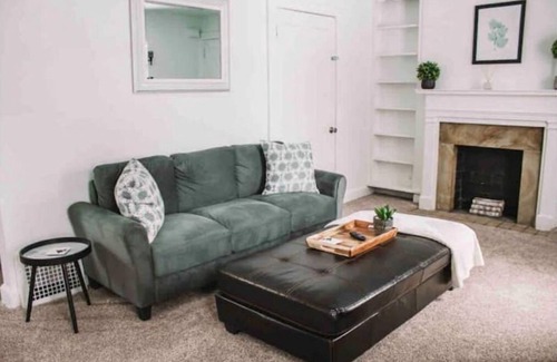 Elyria House | Cozy 1 Bedroom Down Duplex 17 mins from Oberlin