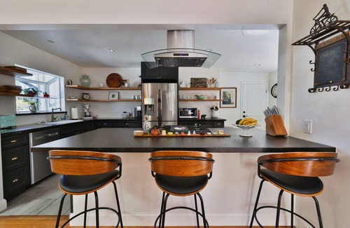 Fair Oaks House | Cozy 1-Bedroom Modern Cottage with Pool & Hot Tub