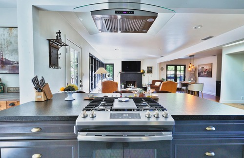 Fair Oaks House | Cozy 1-Bedroom Modern Cottage with Pool & Hot Tub
